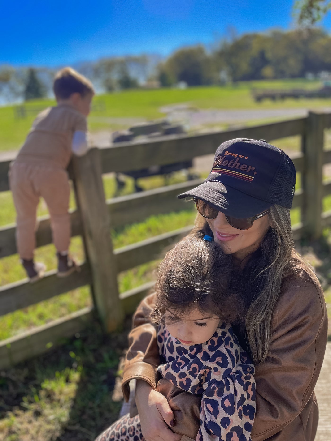 RETRO MOTHER. -  Embroidered Trucker Hat - Black